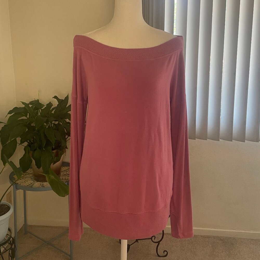 Athleta Long sleeve top in dusty rose. Size S. Super comfy w/ thumb holes.